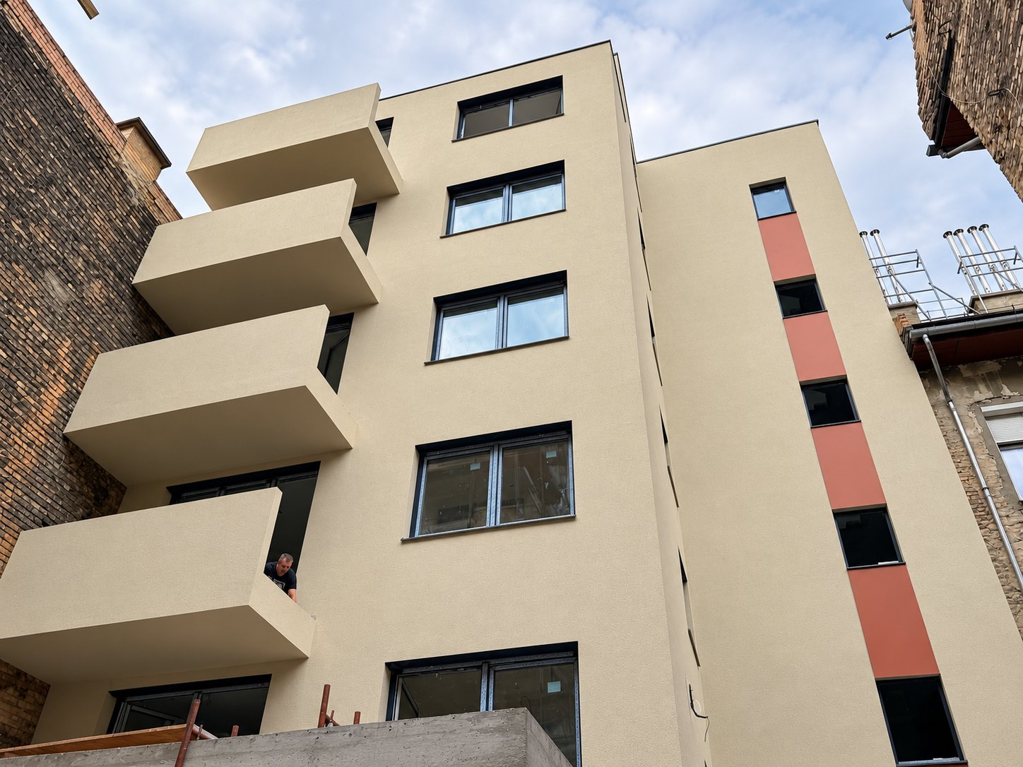 A végéhez közeledő Auróra és Fecske utcai homlokzati munka