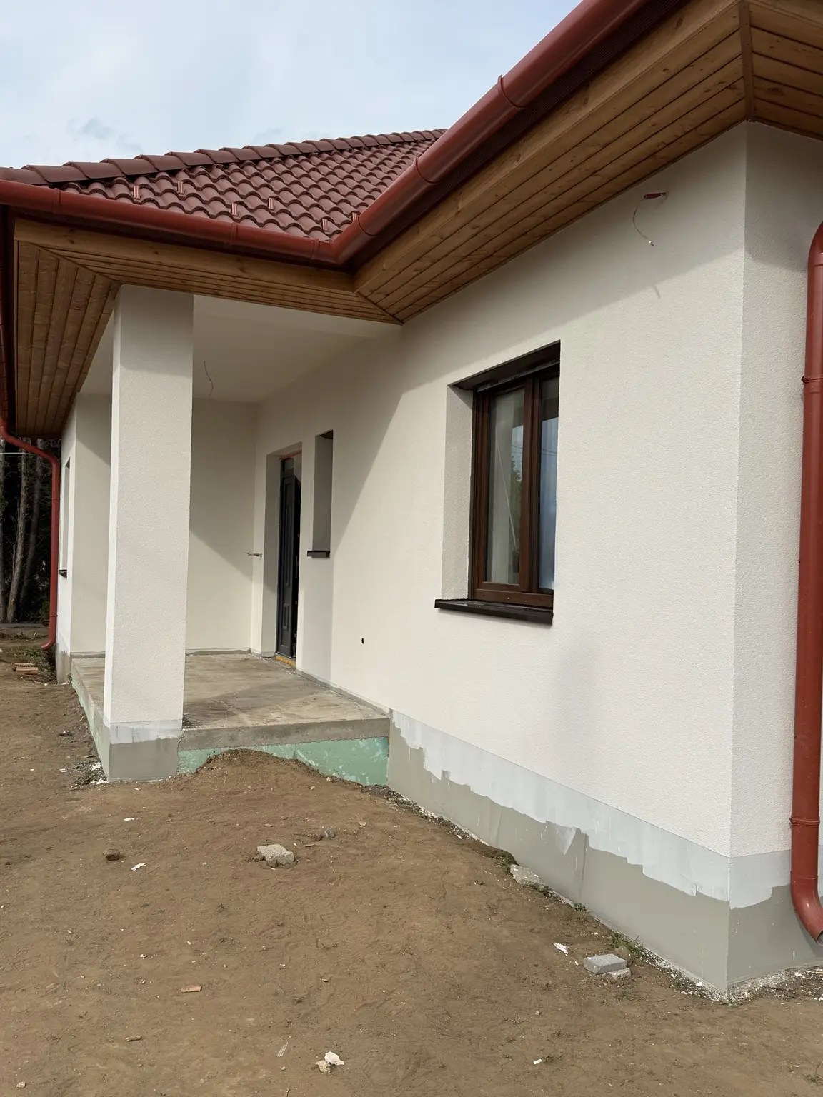 Isaszegi családi ház bejárati homlokzata