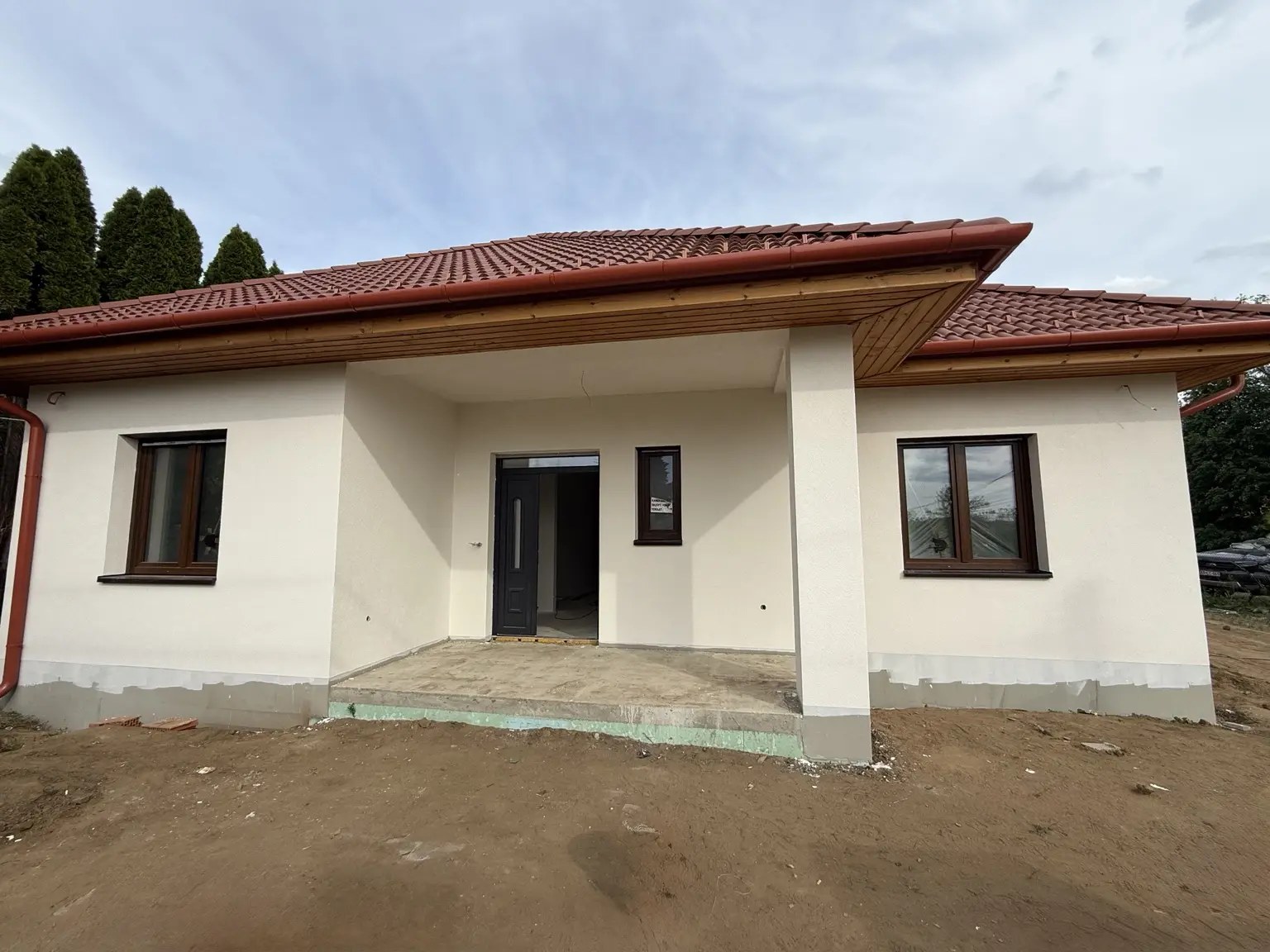 Isaszegi családi ház utcai homlokzata
